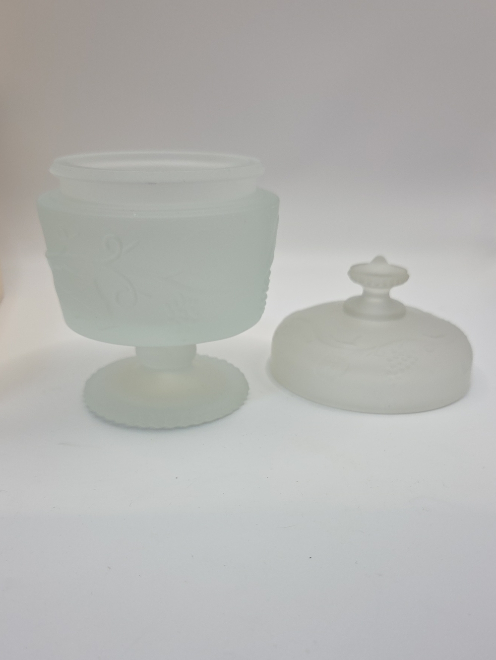 Avon Bird of Paradise Perfumed Skin Softener Jar - Frosted Glass. Vintage - Picture 3 of 6